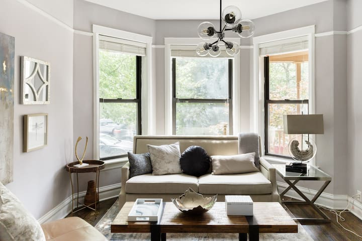 Contemporary Apartment Near Wrigley Field w/ Yard
