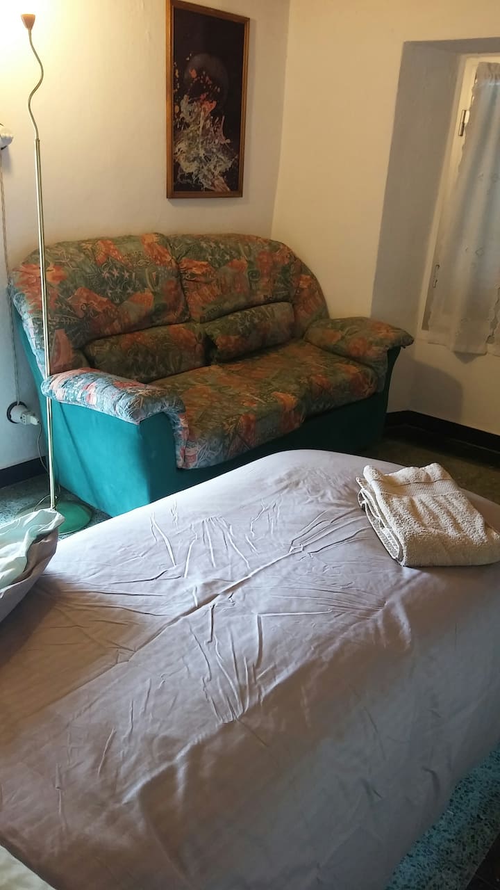 Una de las habitaciones individuales con una cuarta cama, que consta de un poof que se puede abrir que se convierte en una sola cama,  el sofá no se puede utilizar como una cama.
