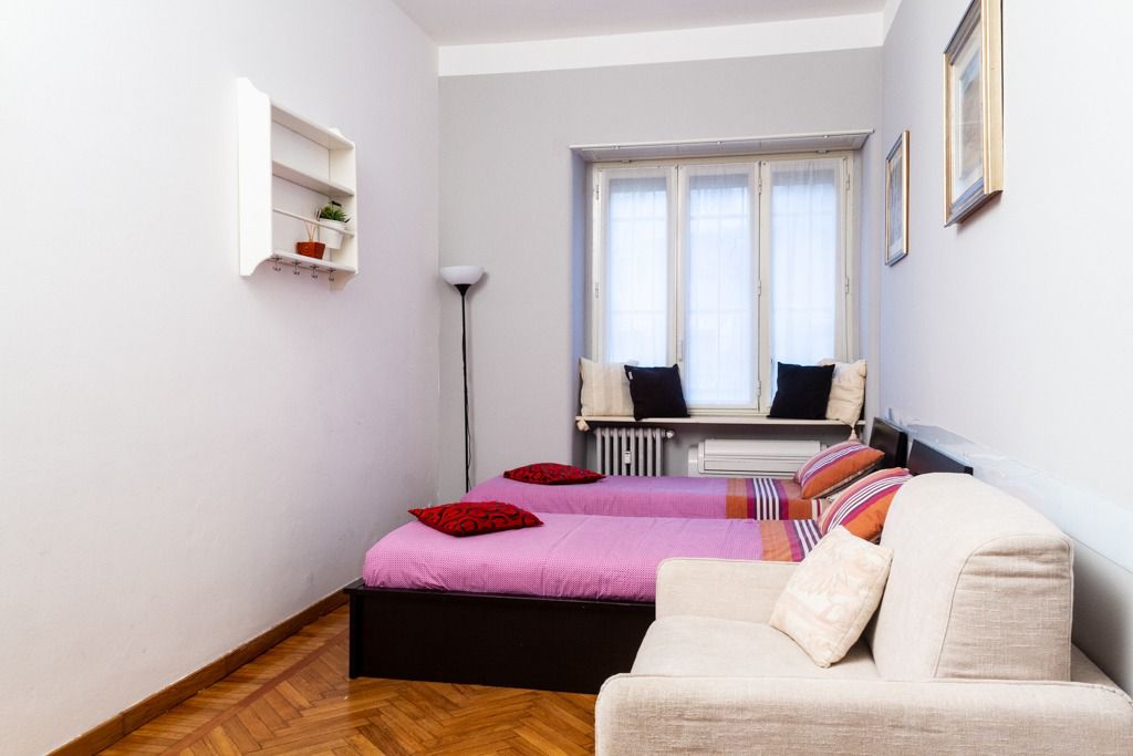 Საძინებელი ორი ერთადგილიანი საწოლით და დასაკეცი ტახტით ერთისთვის. Თითოეულ საძინებელში არის ღამის მაგიდა და სავარძლები.