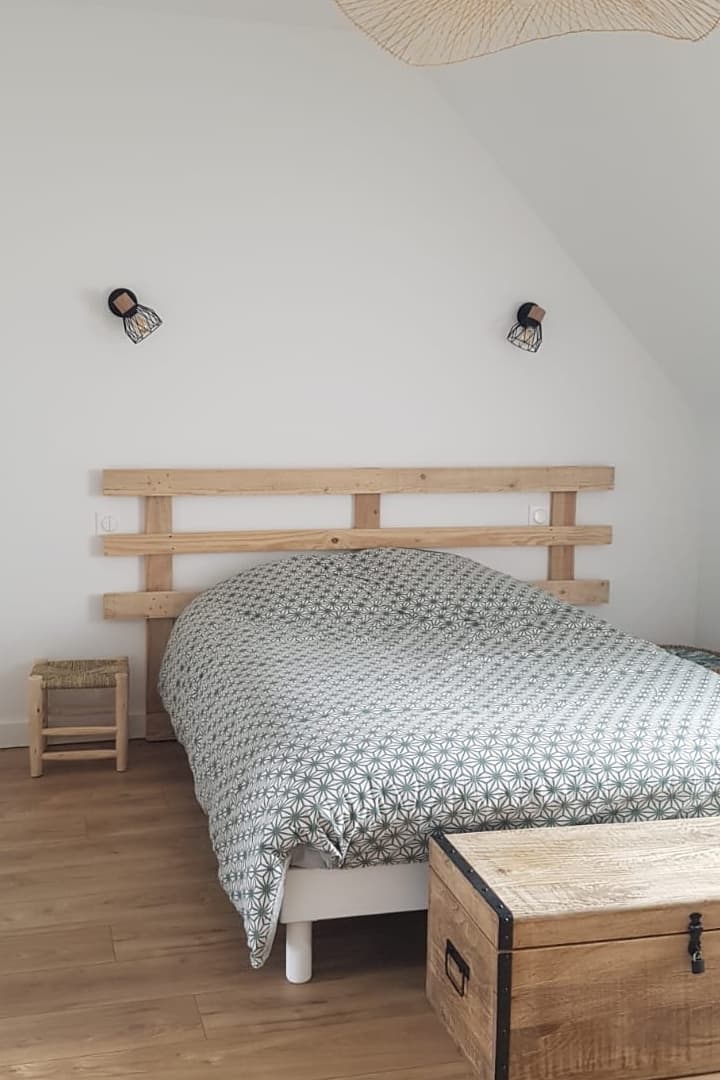 غرفة النوم الأولى في الطابق العلوي 