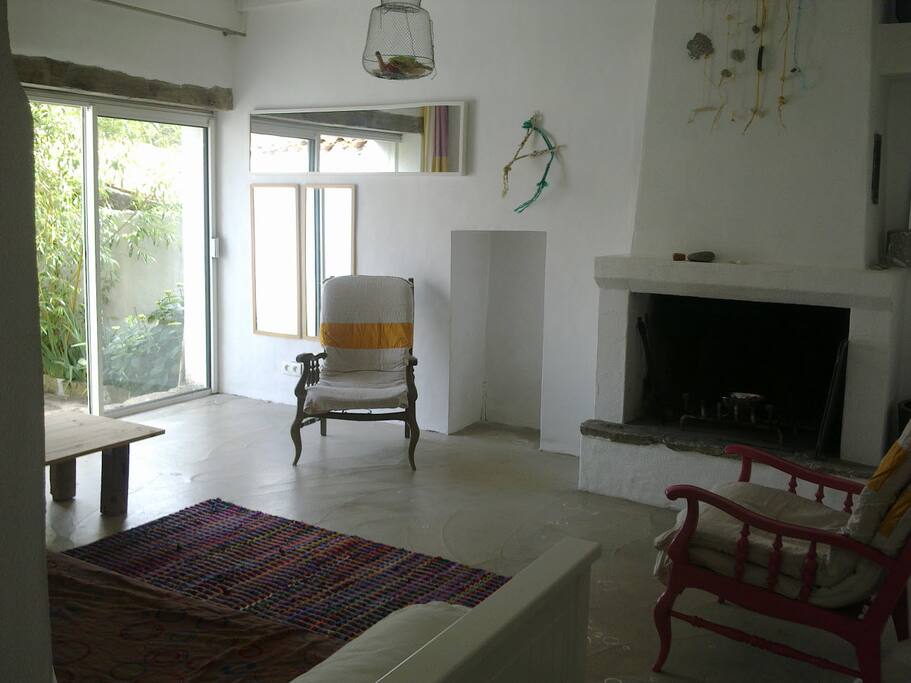 salon confortable, cheminée pour des soirées chaleureuses