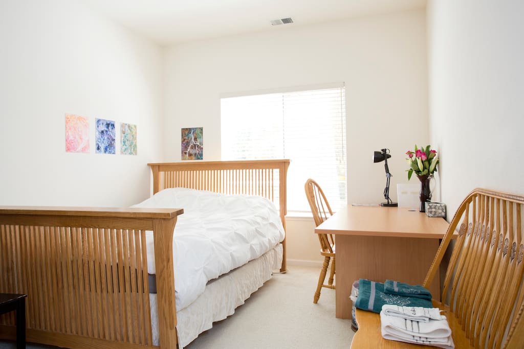 This booking: Beautiful Sunrise Room: Spacious, higher ceiling, central system air conditioning, side yard garden view, bright in the morning.