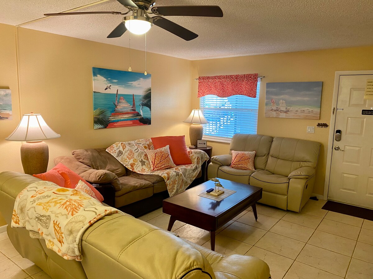 Dnevni boravak:
sofa (smeđi kauč) - plahte s uključenim
stropnim ventilatorom