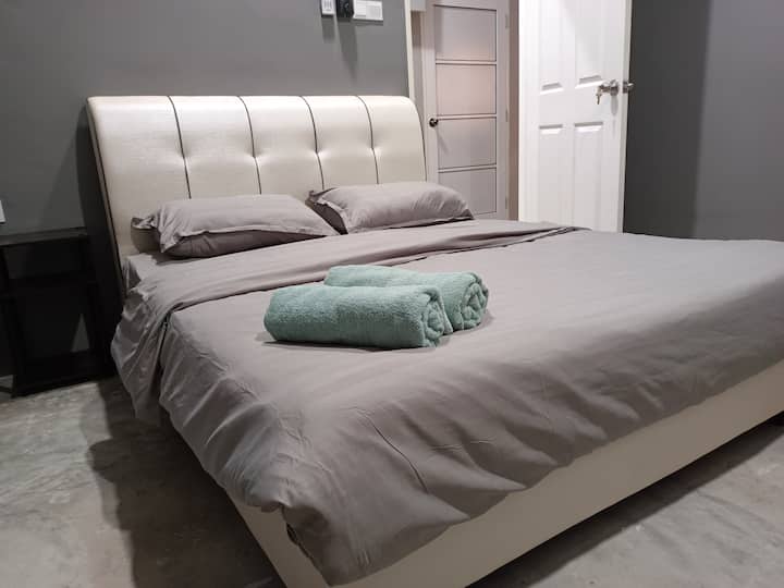 Tercer dormitorio con 1 cama matrimonial.