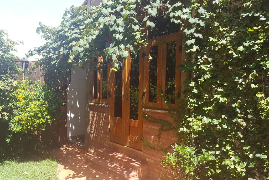 Essa é a edícula. O andar de cima é um escritório, mas ele fica fechado enquanto estamos recebendo hóspedes (essa planta bonita em cima da porta é uma parreira!)