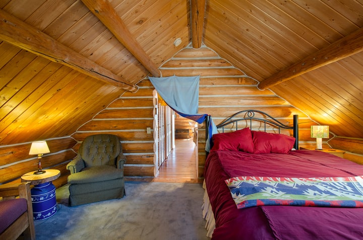 מיטת קווין סייז בחדר השינה הראשי בקומה העליונה