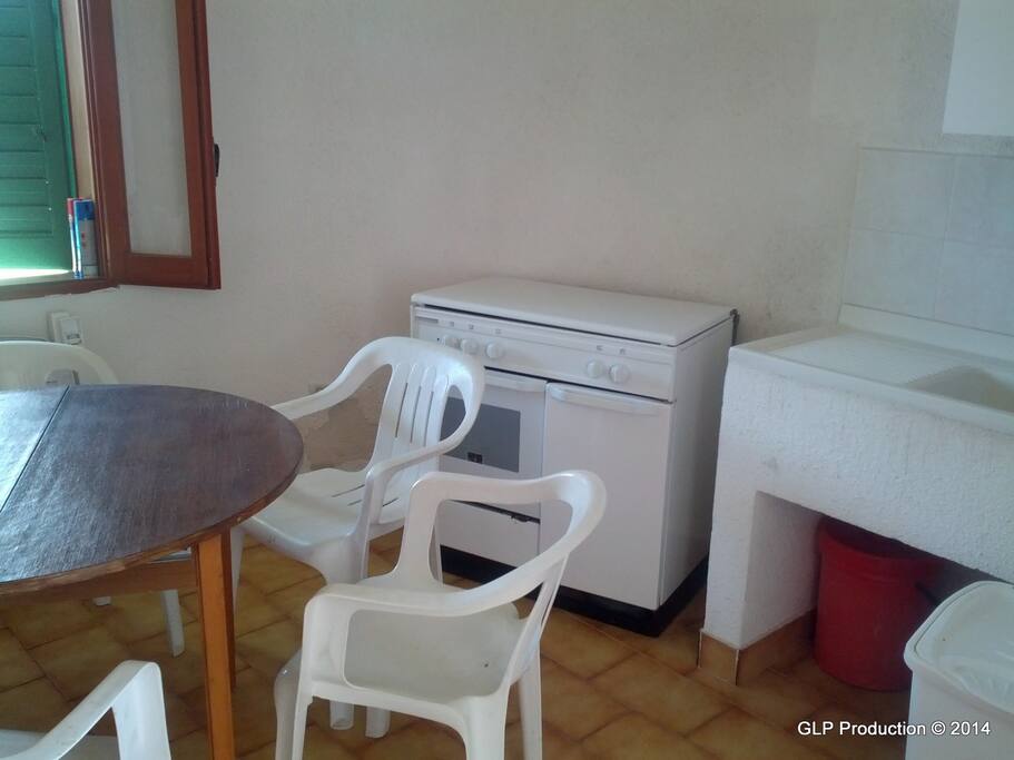 parte del locale cucica al p. t.