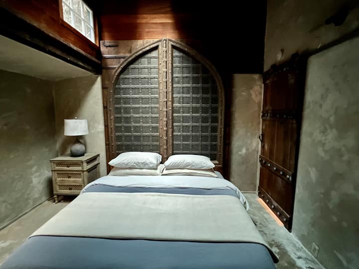 Მე-18 საუკუნის ინდო-პორტუგალიური ვაგონის ჭიშკრის თავსაბურავი ღამის დრამატულ ძილს გპირდებათ. 
