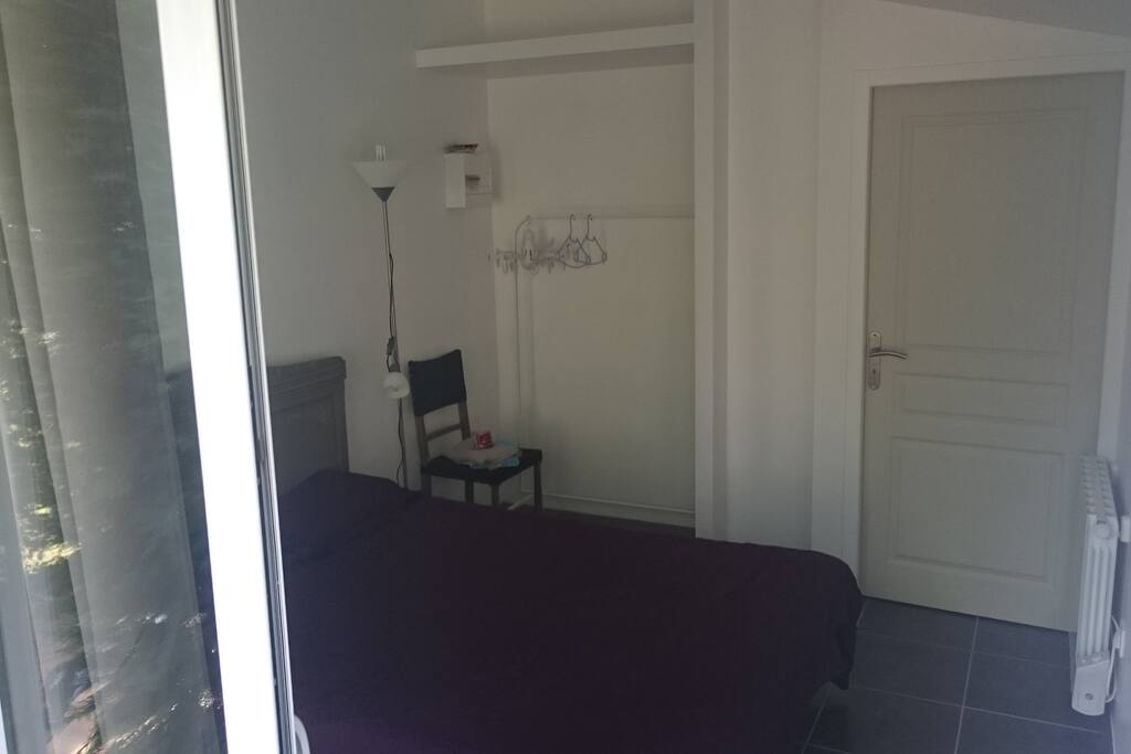 Chambre avec grand lit, literie neuve et rangements