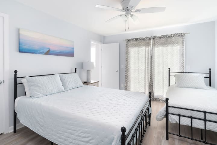 Bedroom #6, Queen Bed with additional Twin Bed