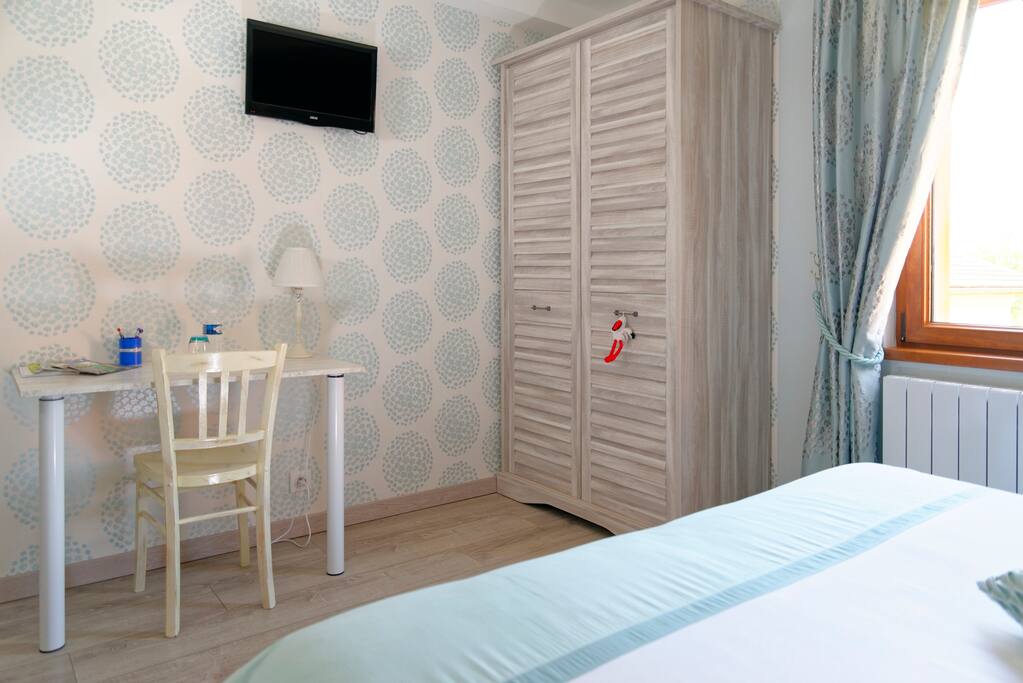 Chambre Bleuet avec son bureau