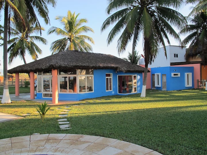 Acogedora villa frente a la playa de Monterrico Beach Casas de campo