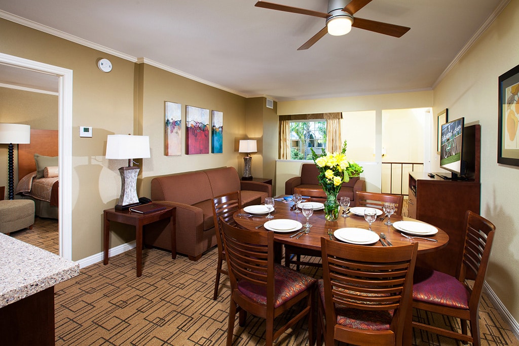 Bovenste woonkamer.  Werkelijk heeft SLPKMR en keuken aan de rechterkant.