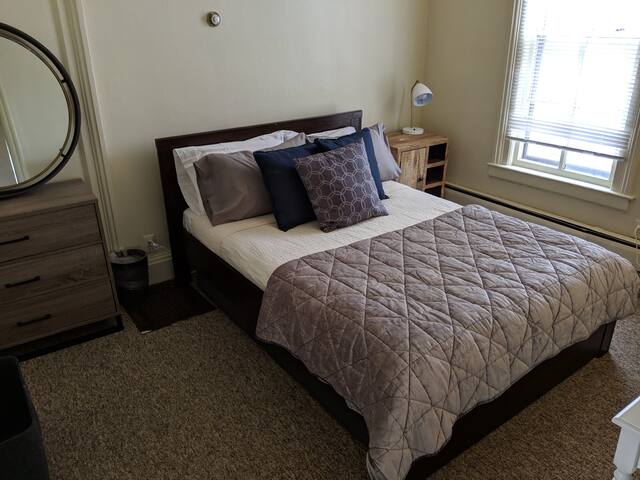 Great Kerrytown Apt w/ Sunroom & Parking