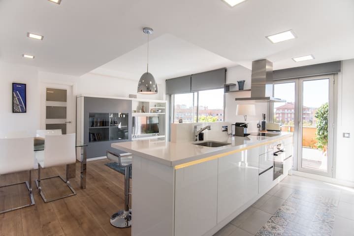 Glorious sunny penthouse with pool near the beach