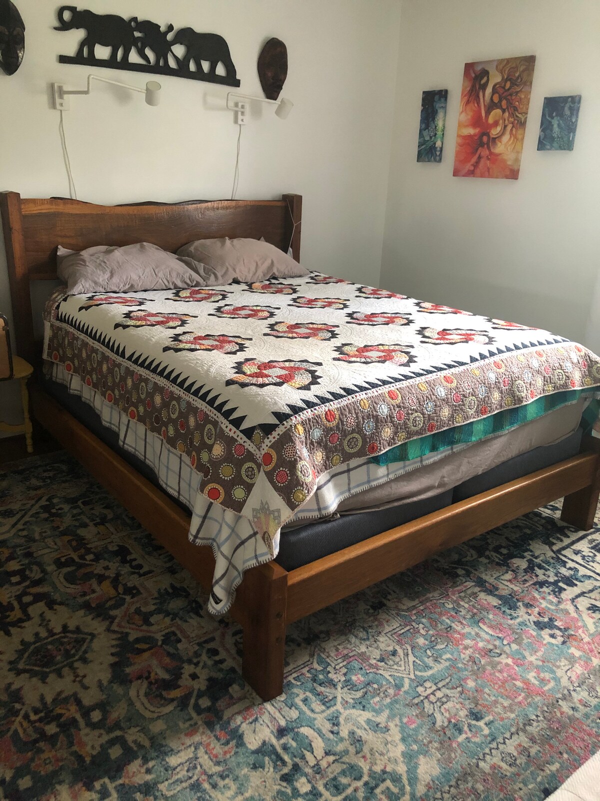 חדר השינה הראשי כולל מסגרת מיטה ביתית בגודל קווין סייז מעץ ממוחזר.
המזרן קשיח. 