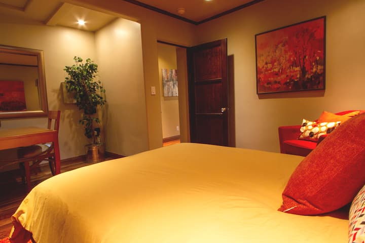 Sleep or work in the 2nd bedroom. Full-sized desk with monitor for remote working. 
