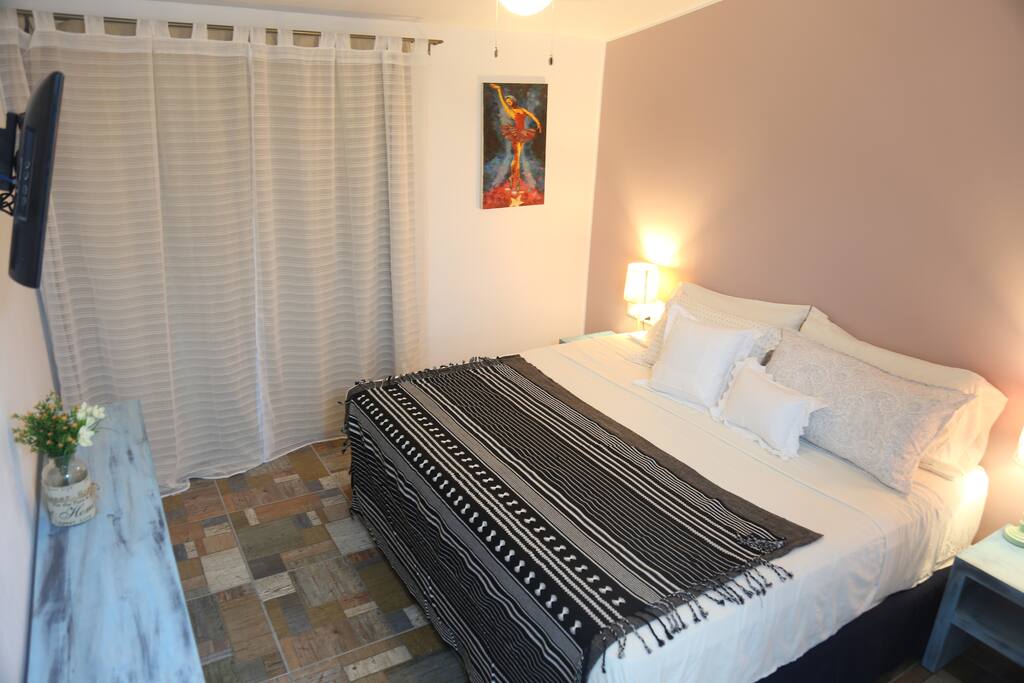 Kings size bedroom by Villa Serafina