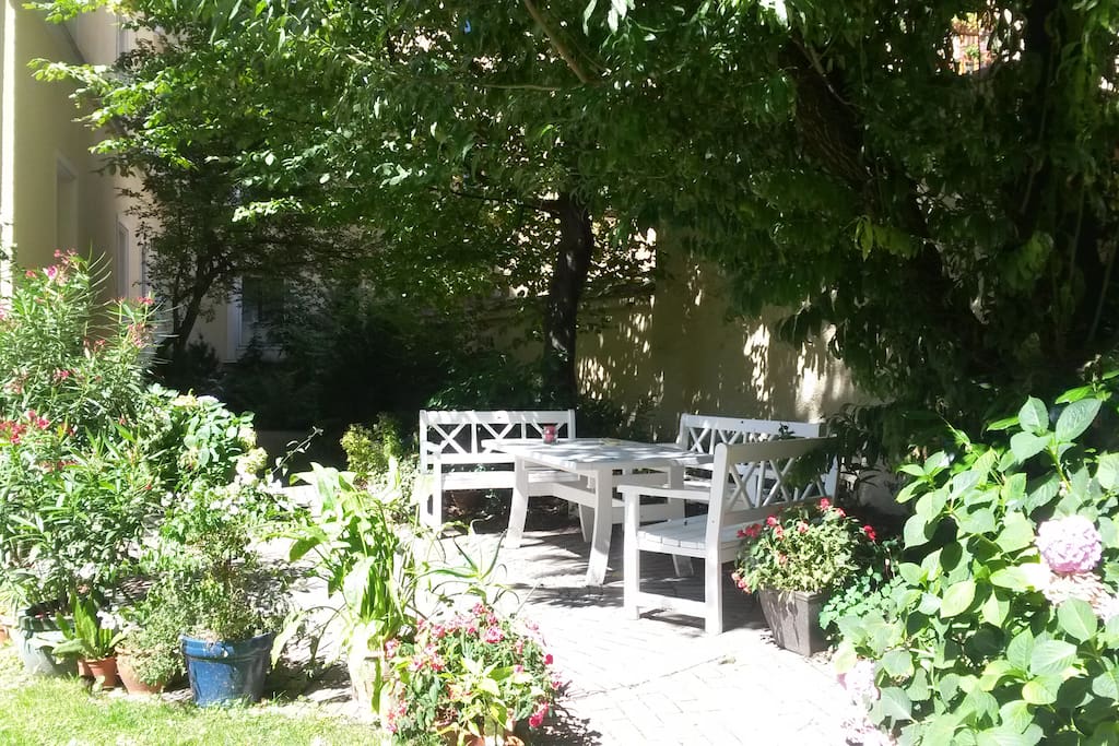 Open to all habitants, the garden coffee table