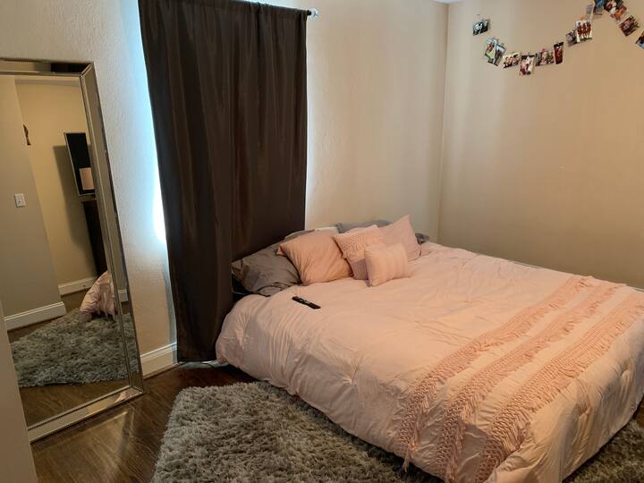 este es el dormitorio principal. El marco de la cama se está enviando, la imagen se actualizará lo antes posible. 