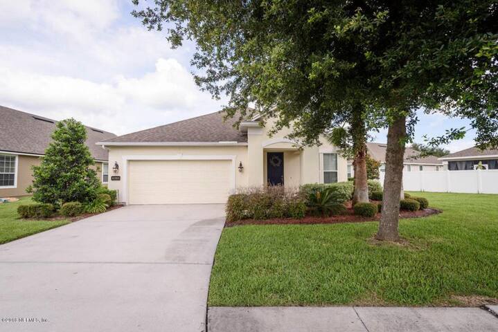 Private Room 10 Mins to Beach/Towncenter/UNF/Mayo