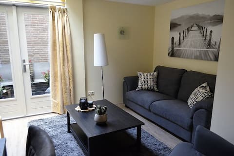 3302 Cozy studio / patio at canal Utrecht Centre