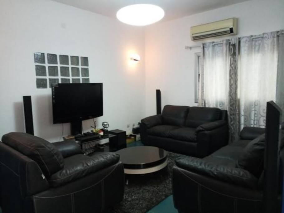 Cotonou, Appartement avec services hôteliers - Guesthouses à louer à Cotonou, Littoral Department, Bénin Airbnb Logement entier à Cotonou (Bénin). Situé a 5 min de l'aéroport et au centre ville ce très grand appartement comprend une chambre salon sanitaire entièrement meublés et très luxueux. ...... Cotonou, Appartement avec services hôteliers - Guesthouses à louer à Cotonou, Littoral Department, Bénin