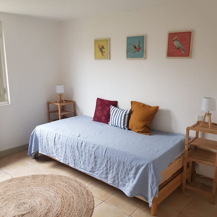 Საძინებელი პირველ სართულზე 
80 სმ-იანი 2 ერთადგილიანი საწოლი, რომლის მიმაგრებაც შესაძლებელია.
ოფისი