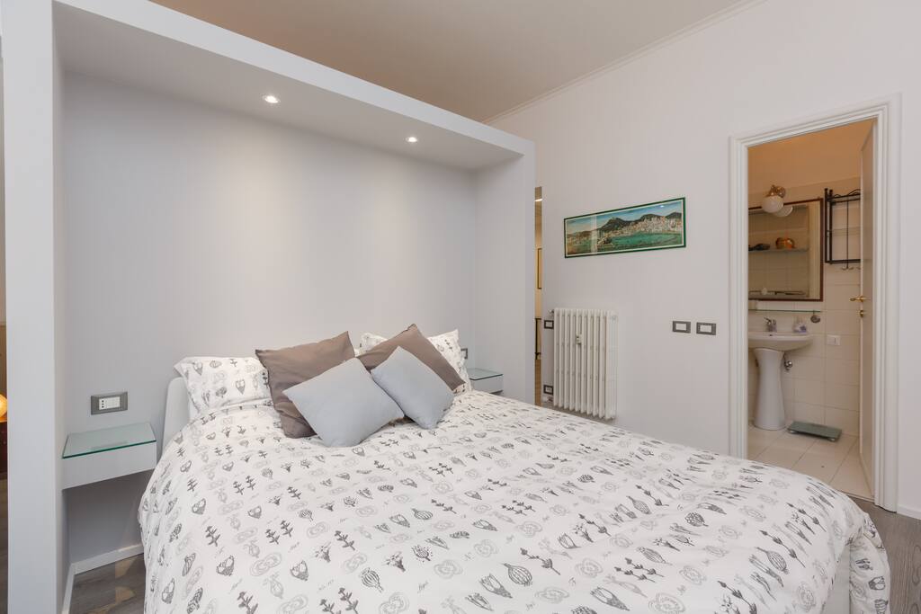 bedroom with double-bed king size