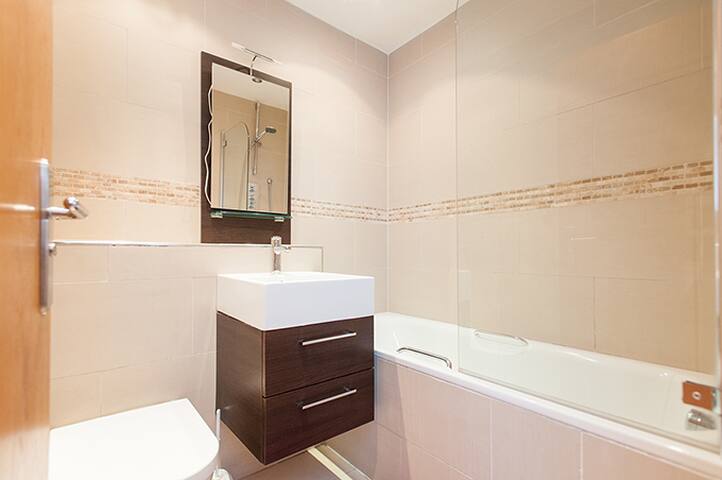 Fab 3 bed 3bath & parking in Central London gallery image 4
