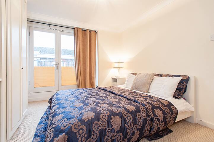 Fab 3 bed 3bath & parking in Central London gallery image 5