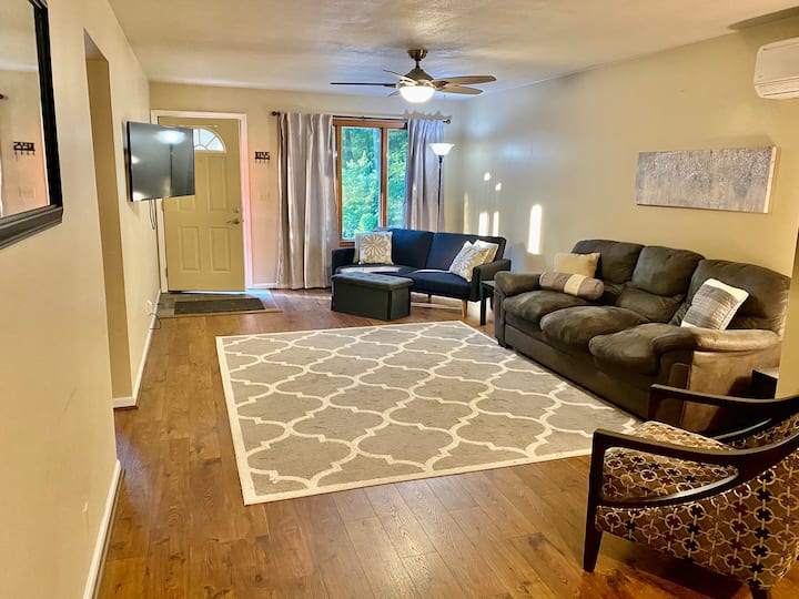 Resort Home 2 Queen Beds & public beach access Houses for Rent in