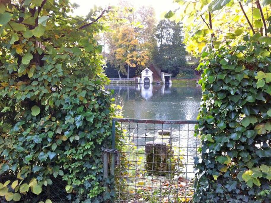 en traversant le sentier, on arrive sur une partie du jardin qui borde l'eau, 2 canoés à disposition