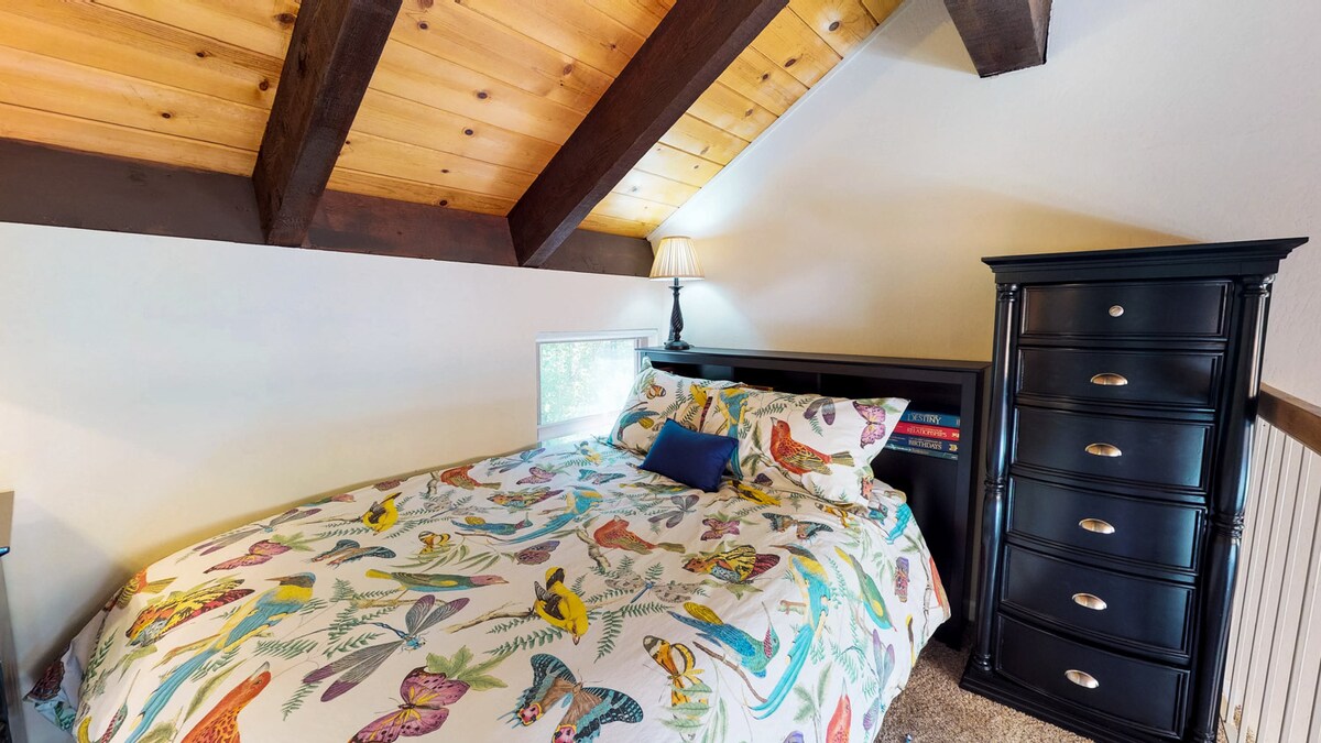 阁楼卧室配有标准双人床。 