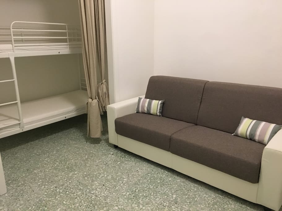Camera con letto a castello e divano letto matrimoniale con struttura interna