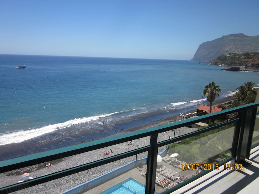 Large balcony with fantastic sea-views !