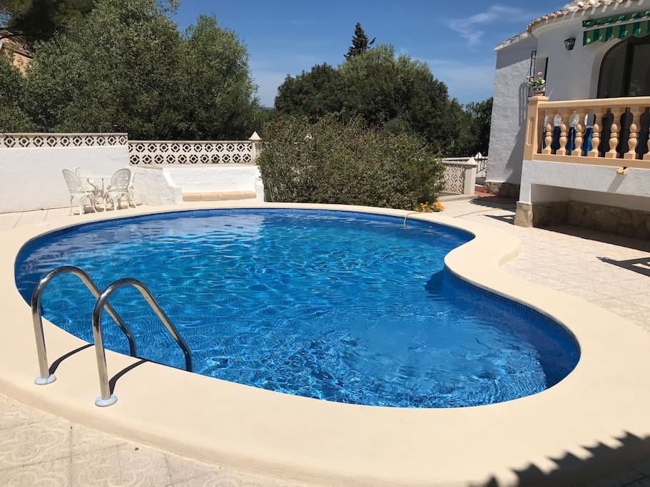 Fabulous 9x5m kidney shaped pool