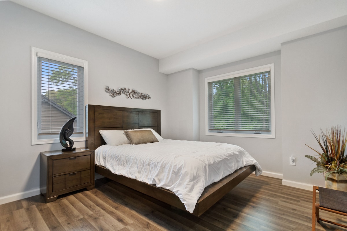 Gornja spavaća soba s bračnim krevetom (širine 150 -