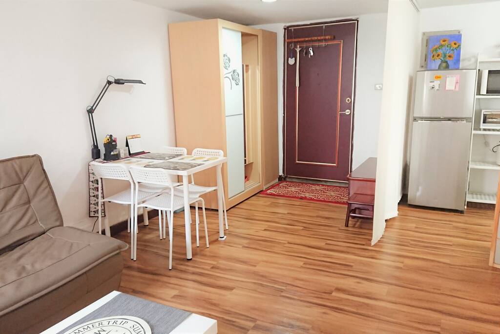 Entrance & dining table
