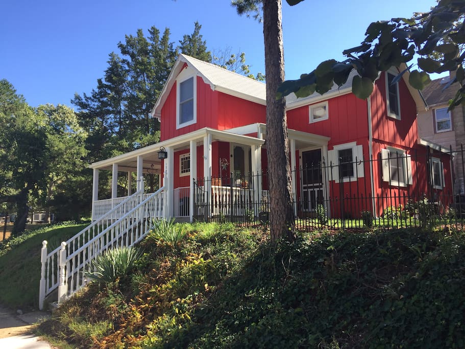 Cozy Historic River Cottage 1 Block from Water Cottages for Rent in