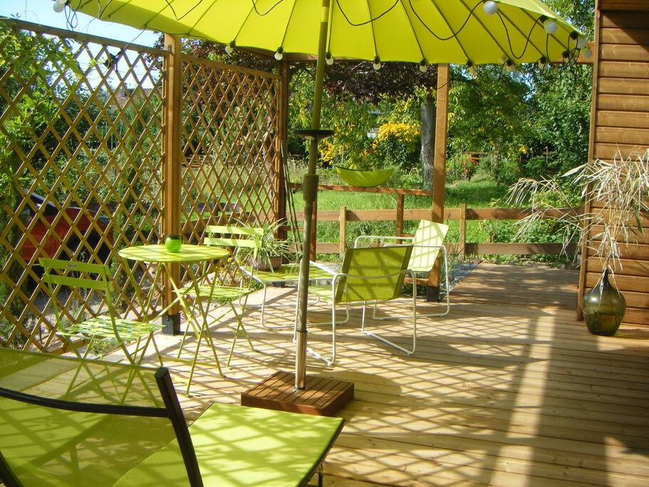 Terrasse privative équipée avec vue sur le verger