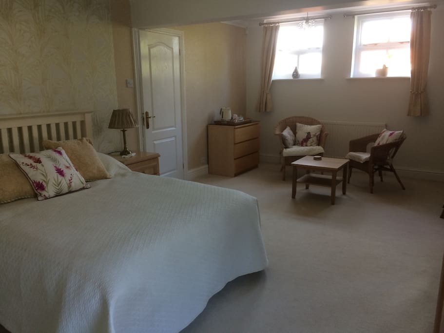Spacious main bedroom