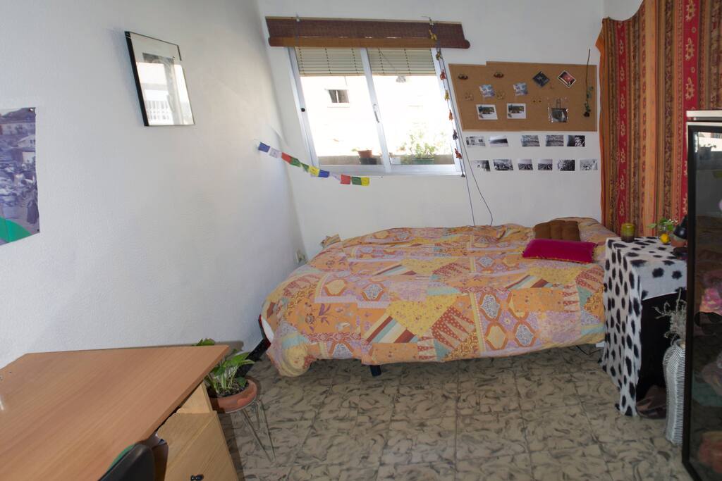 Dormitorio con mucha luz, ventana a calle tranquila