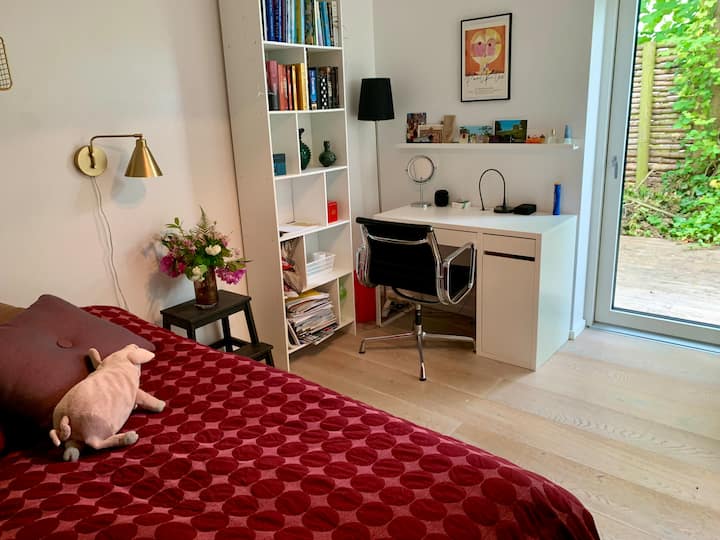 Спалня долу - едно двойно легло (140 см)