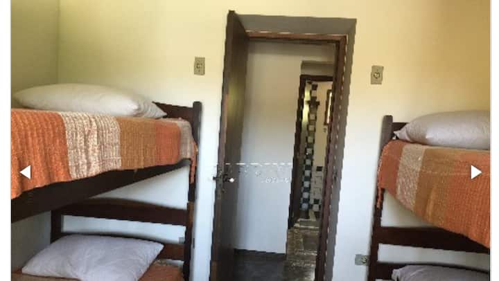 חדר עם מאווררי תקרה ומיזוג אוויר, עם שתי מיטות קומתיים