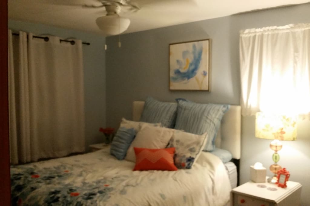 Queen size bed and ceiling fan.