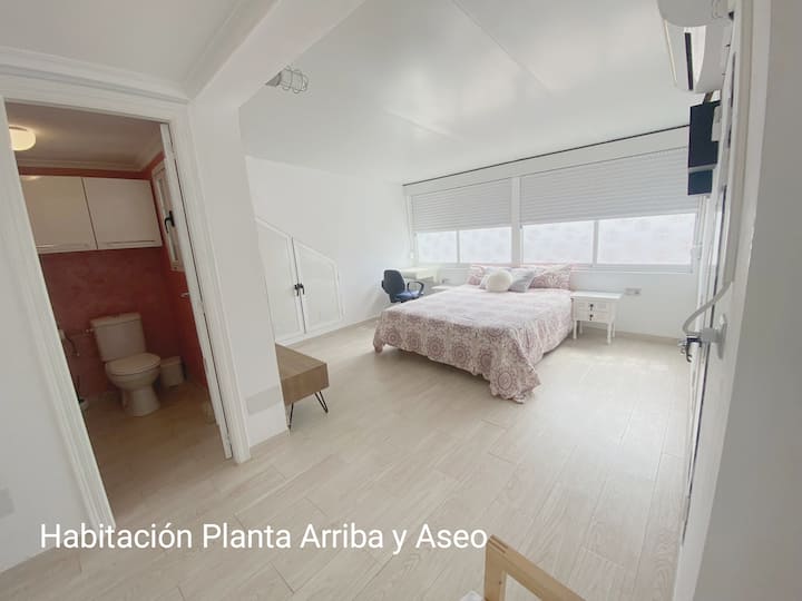 Chumba cha watu wawili chenye nafasi kubwa sana chenye godoro la sentimita 150, ghorofa ya kujitegemea, kiyoyozi, choo na bomba la mvua, eneo la kusomea ( dawati na kiti ), pasi ya nguo.