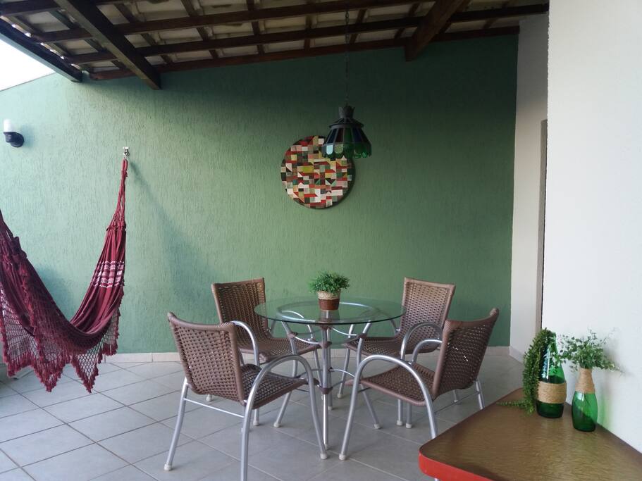 PAVIMENTO SUPERIOR- Espaço com mesas, rede, espriguiçadeiras, chuveirão, ombrelone, perfeito para socializar, tomar um sol ou se refrescar