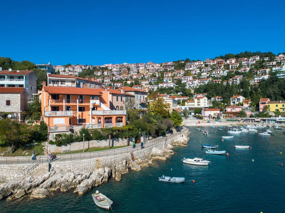 Unser mehrstöckiges Haus direkt am Meer