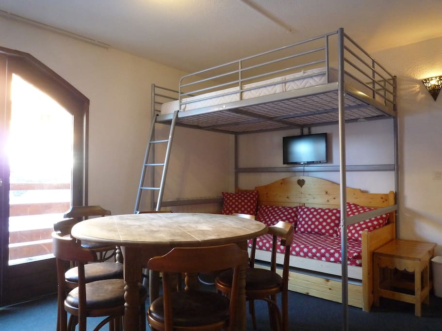 Séjour avec lit gigogne et lit en mezzanine